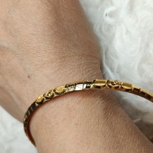 Auth 21k Saudi gold bangle size 23cm